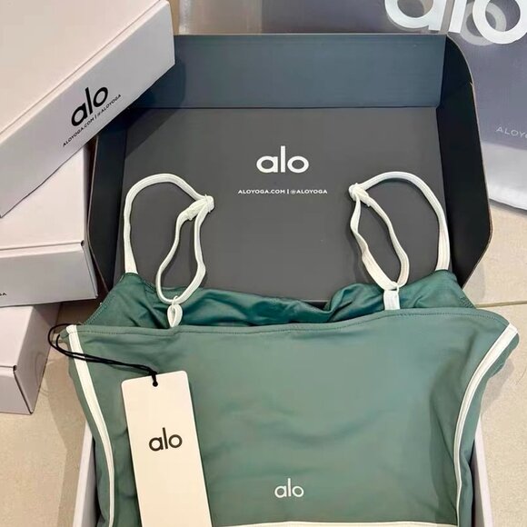 Alo Yoga Set Airbrush Streamlined Bra Tank And Airbrush Streamlined Skirt Green - Picture 4 of 5